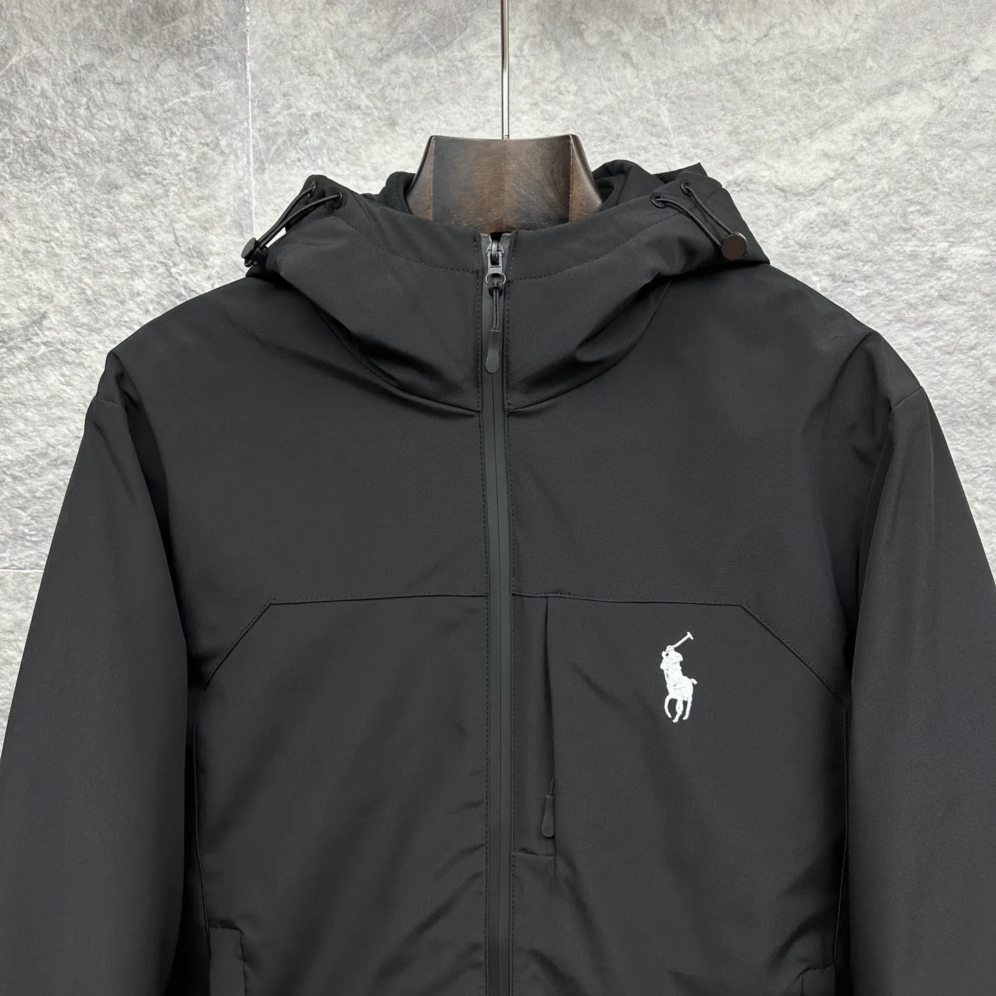 P490 Ralph Lauren 2025 new embroidered logo three-in-one jacket for couples, cotton jacket 💯Made of polyester fiber composite waterproof fabric, polar fleece liner, popular Internet celebrity style, exquisite craftsmanship, waterproof treatment of fabric, windproof and cold-resistant, excellent breathability, comfortable and versatile jacket, fashionable and versatile, same style as Internet celebrity, ingenious style, simple and fashionable, same style for men and women Original main wheat washed tag moisture-proof paper packaging 👍 Size: M—3XL Color: black gray
